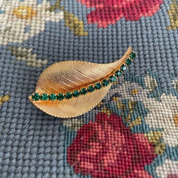 Vintage Jewelry - Vintage Gold Tone Leaf Emerald Green Rhinestone Costume Brooch Pin